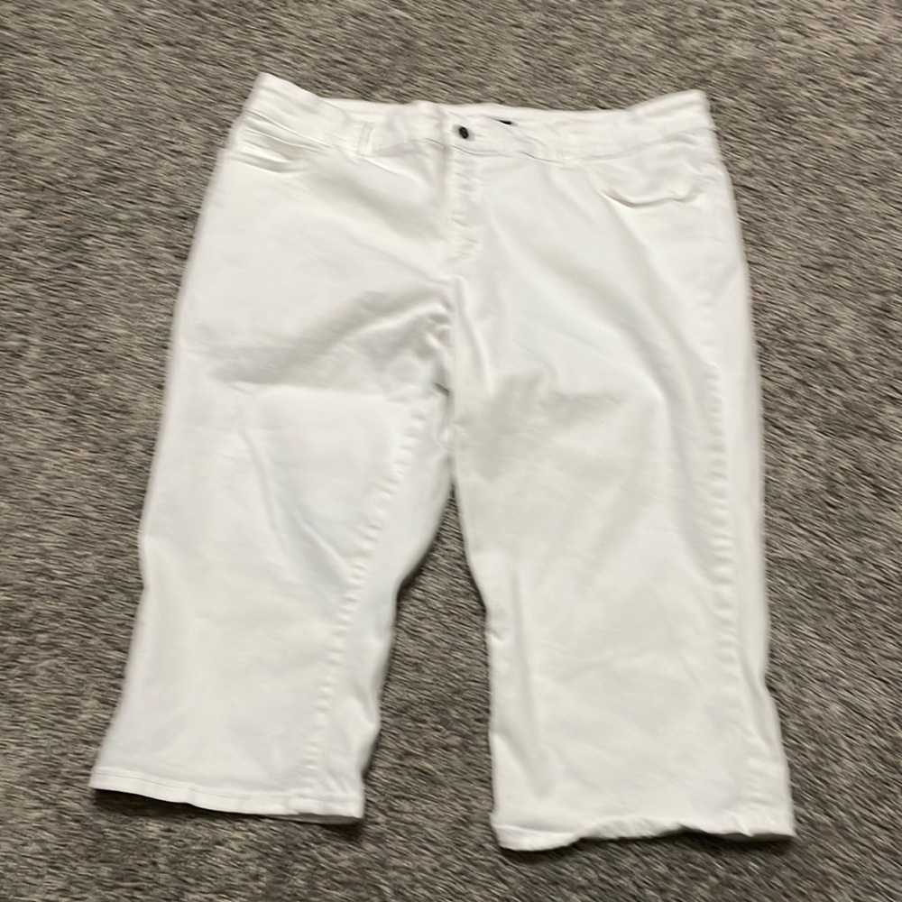 Chaps Women’s Size16 White Capri Pants lightweight cool relax for summer/spring